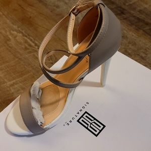 Shoedazzle Signature Woman's Grey and White 4in heels size 8.5